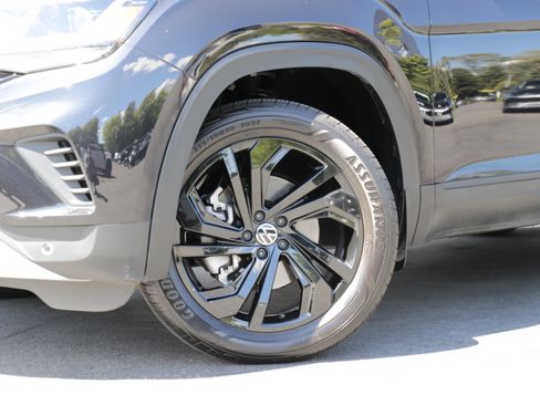 Used 2023 Volkswagen Atlas SE AWD/4WD image 2