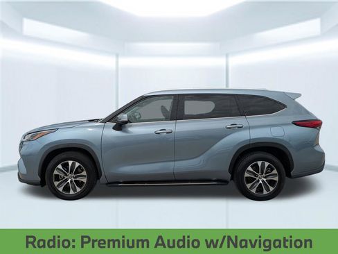 Used 2022 Toyota Highlander XLE FWD image 2