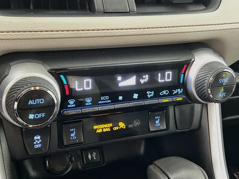Used 2019 Toyota RAV4 XLE w/ Convenience Package FWD image 26