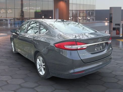 Used 2018 Ford Fusion SE w/ Fusion SE Technology Package FWD image 6