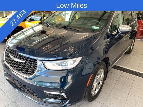 Used 2022 Chrysler Pacifica Limited w/ Uconnect Theater Family Group image 2