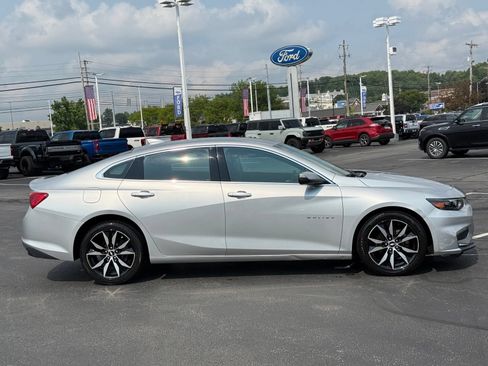 Used 2017 Chevrolet Malibu LT FWD image 3