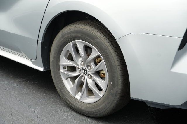 Used 2025 Toyota Sienna XLE FWD image 10