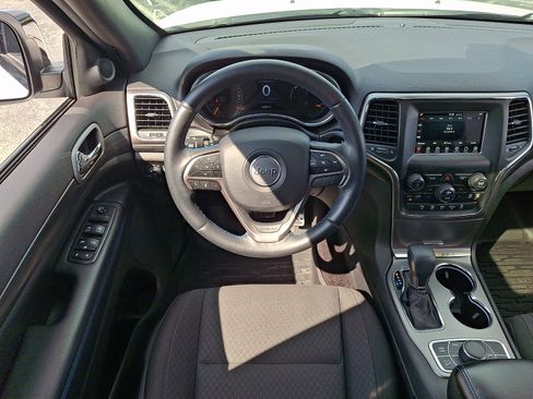 Used 2019 Jeep Grand Cherokee Laredo AWD/4WD image 11