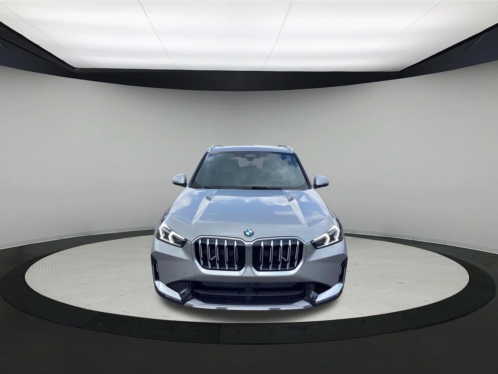 Used 2024 BMW X1 xDrive28i AWD/4WD image 3