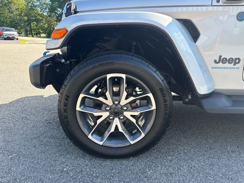 Used 2024 Jeep Wrangler Unlimited w/ Convenience Group AWD/4WD image 8