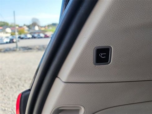 Used 2020 Chrysler Pacifica Touring image 16