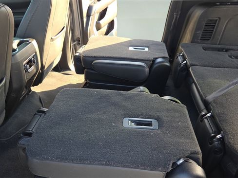 Used 2021 Chevrolet Suburban Z71 image 38