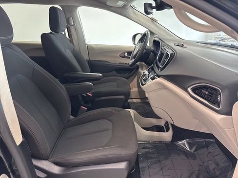 Used 2023 Chrysler Voyager LX image 25