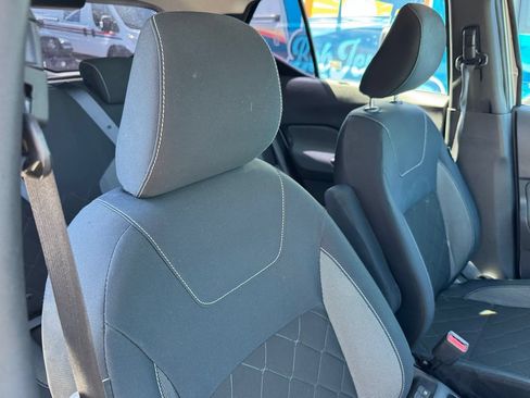 Used 2018 Nissan Kicks SV FWD image 3