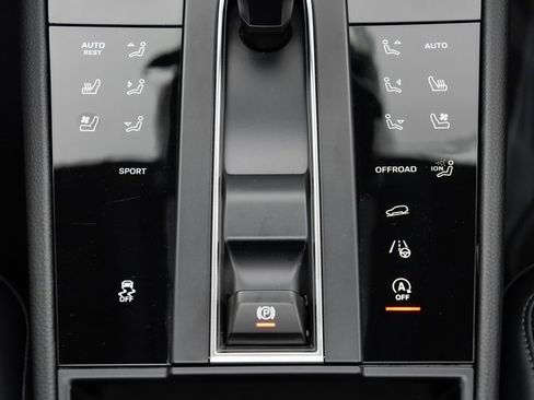 Used 2025 Porsche Macan image 21