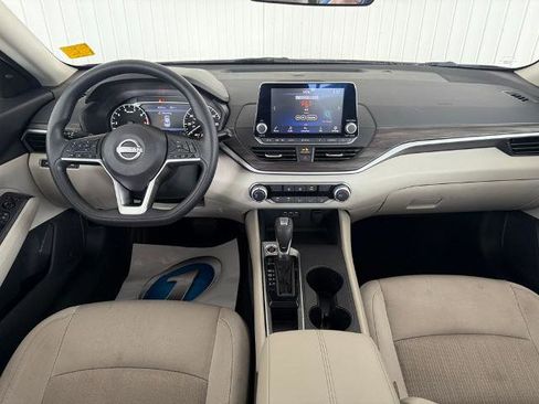Used 2025 Nissan Altima 2.5 SV FWD image 3