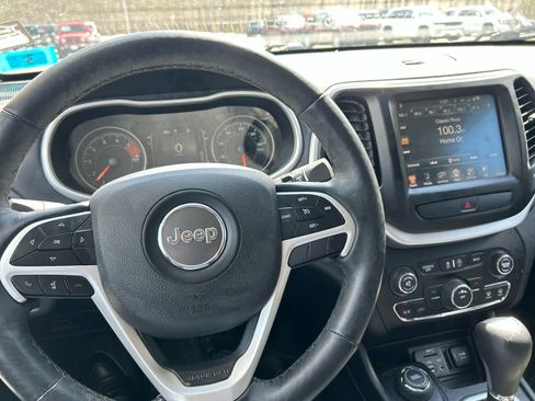 Used 2018 Jeep Cherokee Latitude Plus w/ Cold Weather Group image 11