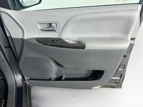 Used 2017 Toyota Sienna XLE Premium FWD image 35