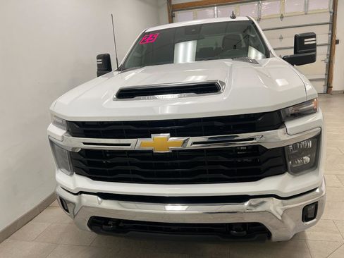 Used 2025 Chevrolet Silverado 2500 LT w/ Convenience Package image 11