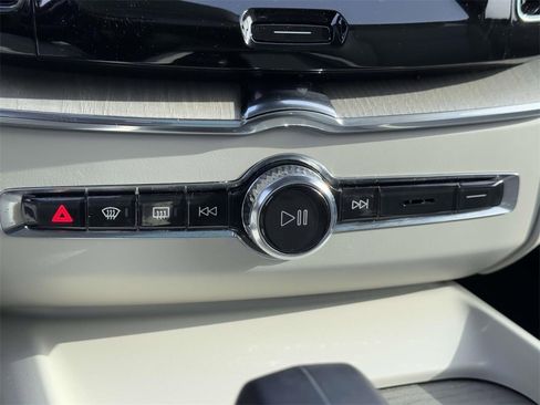 Used 2023 Volvo XC60 B5 Plus image 28