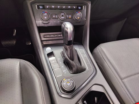 Used 2020 Volkswagen Tiguan SE w/ Panoramic Sunroof Package AWD/4WD image 19