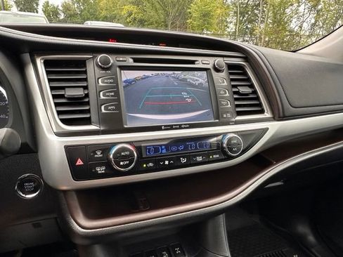 Used 2018 Toyota Highlander XLE AWD/4WD image 28