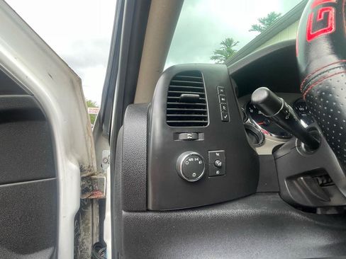 Used 2007 GMC Sierra 2500 SLE w/ SLE2 Audio Package AWD/4WD image 18