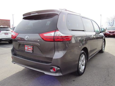 Used 2017 Toyota Sienna LE w/ Outdoor Package image 6
