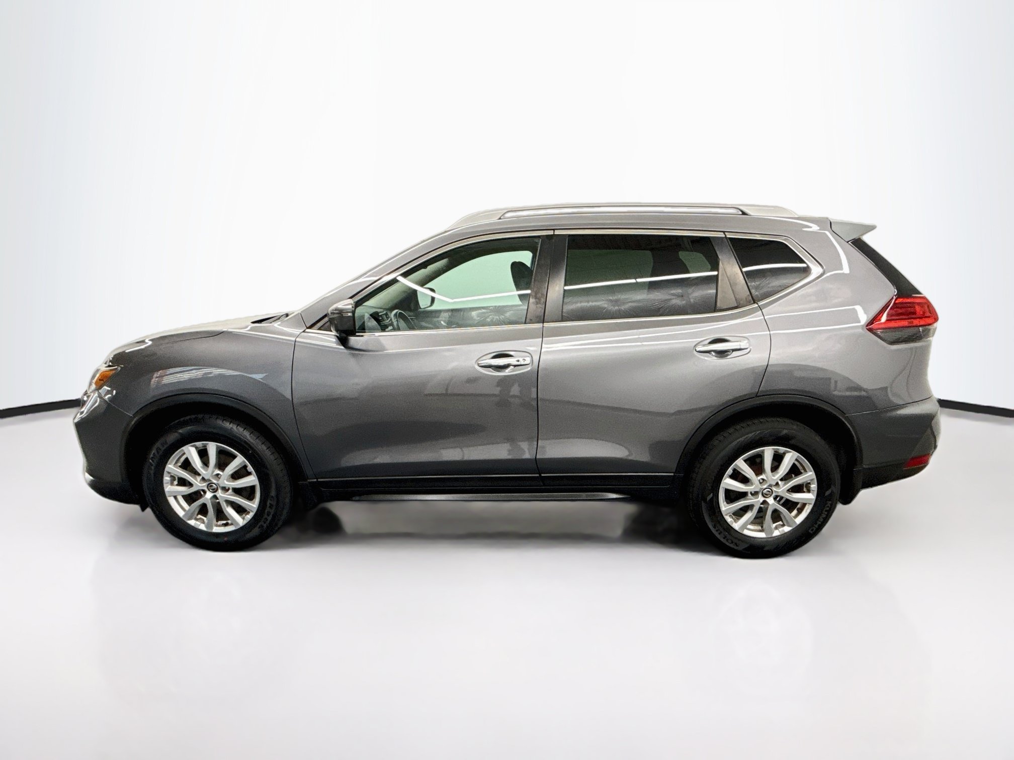 Used 2017 Nissan Rogue SV w/ SV Premium Package FWD image 4