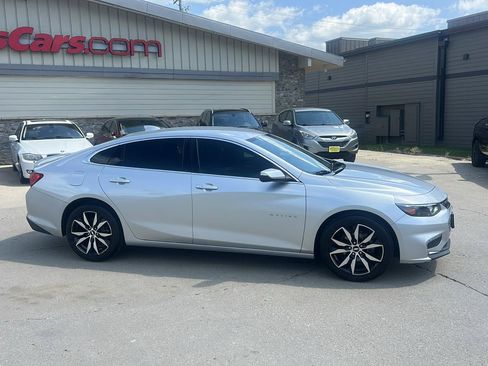 Used 2018 Chevrolet Malibu LT FWD image 2