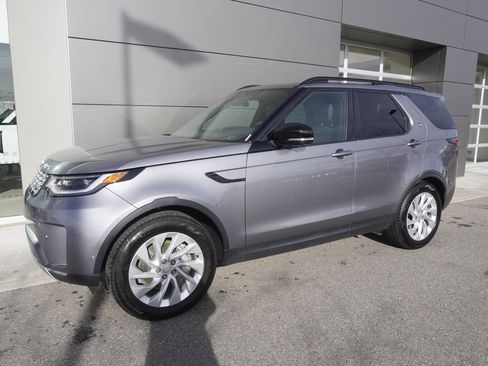 Used 2025 Land Rover Discovery S image 3
