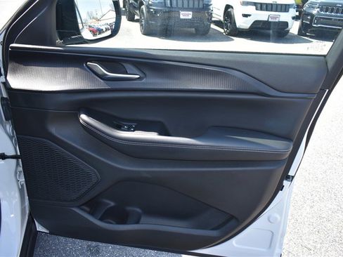 Used 2023 Jeep Grand Cherokee Altitude image 34