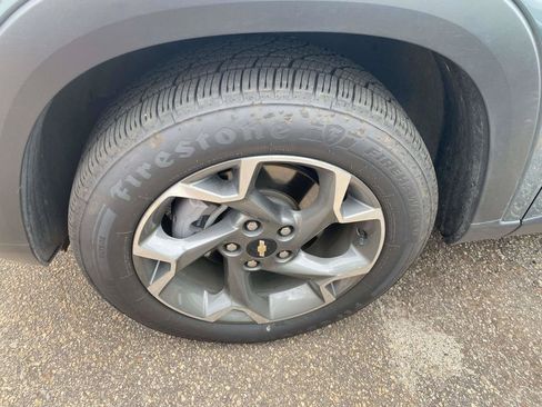 Used 2025 Chevrolet Trax LT FWD image 4