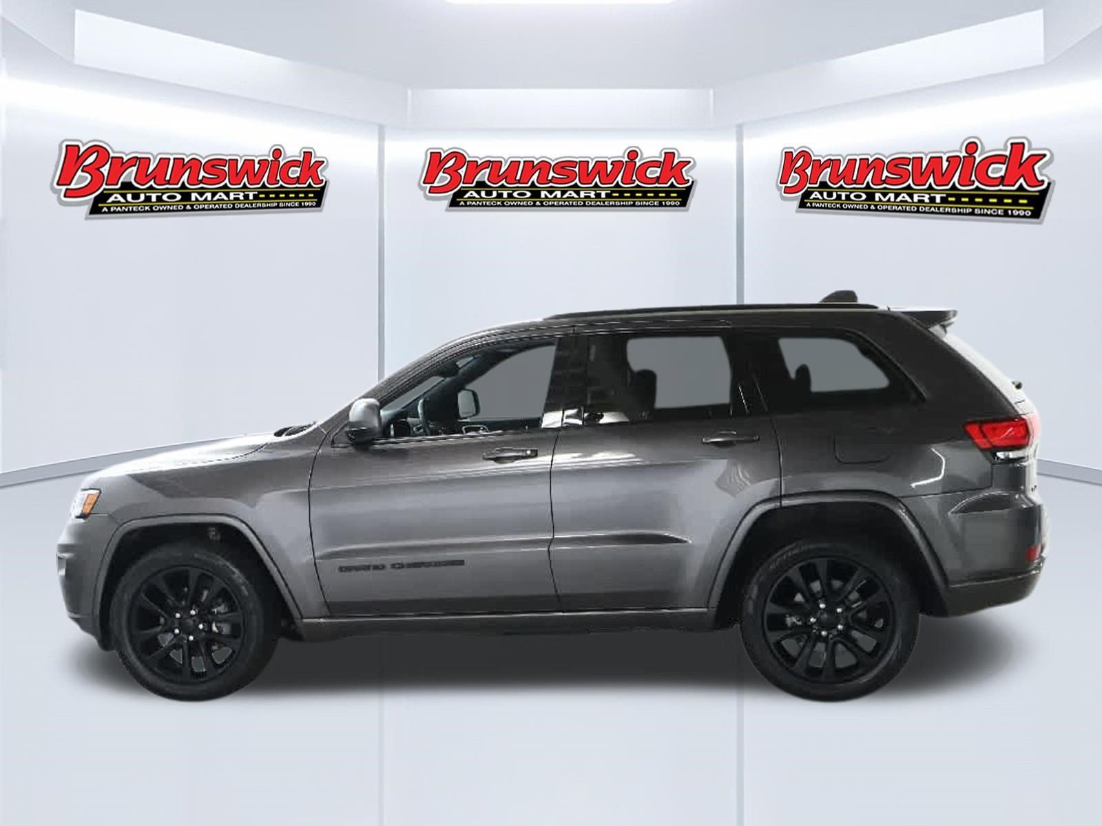 Used 2018 Jeep Grand Cherokee Altitude AWD/4WD image 37