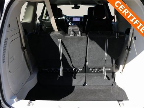 Used 2024 Chrysler Pacifica Select image 17