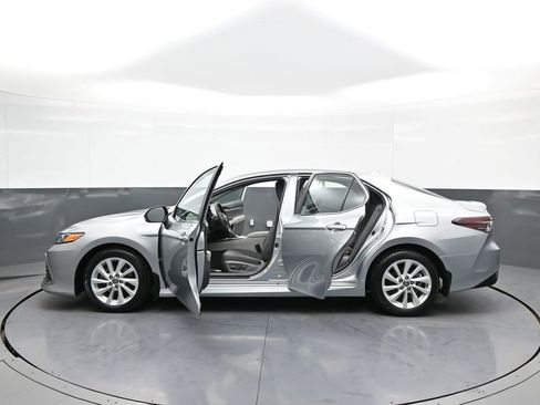 Used 2021 Toyota Camry LE image 41