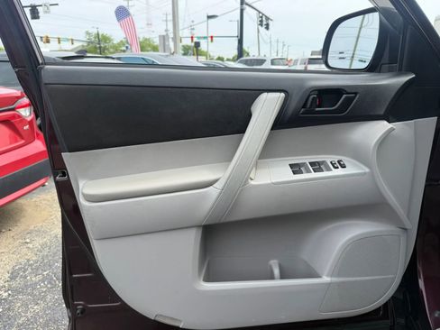 Used 2013 Toyota Highlander 4WD w/ Cold Weather Pkg image 10