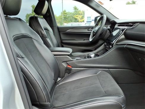 Used 2024 Jeep Grand Cherokee L Laredo image 5