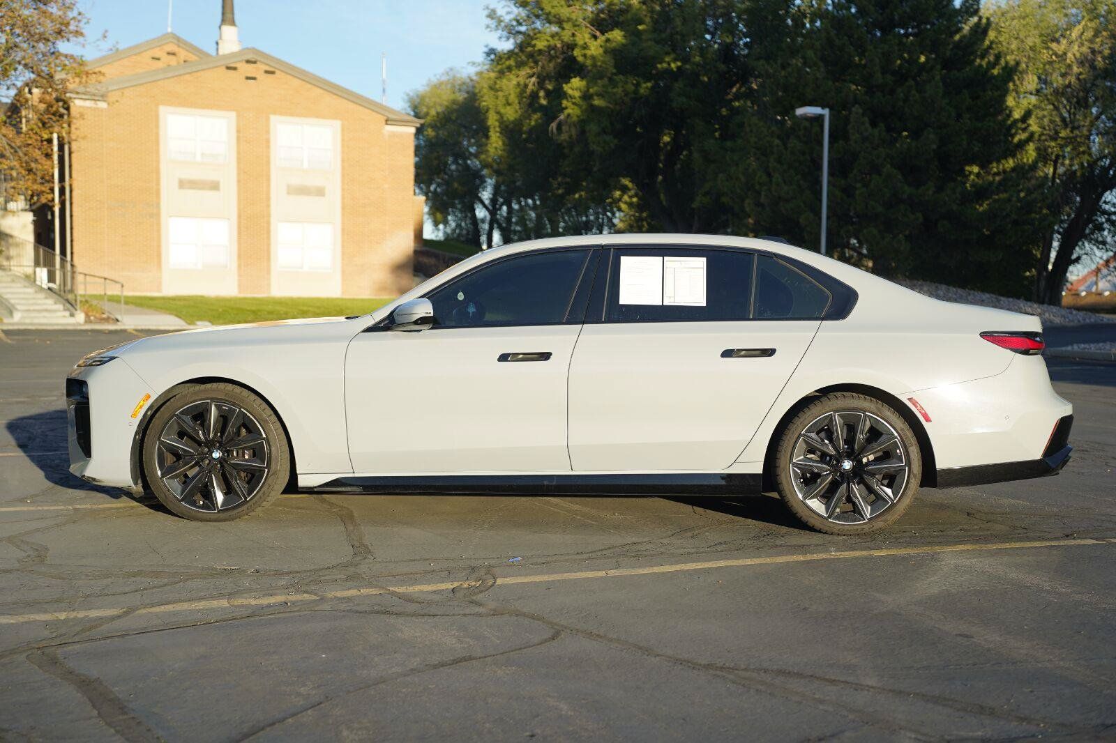 Used 2023 BMW 760i xDrive AWD/4WD image 2