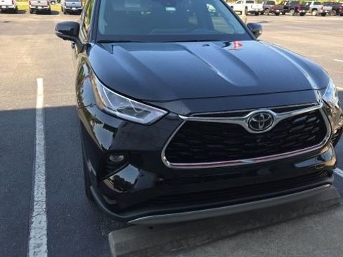 Used 2024 Toyota Highlander Platinum image 10