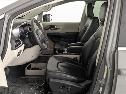 Used 2023 Chrysler Pacifica Touring-L FWD image 13