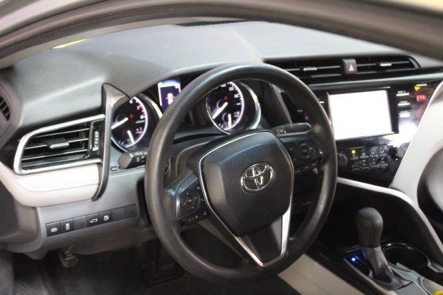 Used 2018 Toyota Camry LE FWD image 14