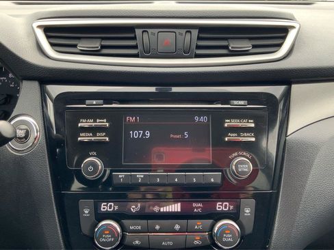 Used 2016 Nissan Rogue SV AWD/4WD image 13