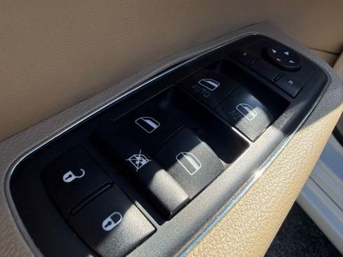 Used 2014 Chrysler 300 w/ Driver Convenience Group image 10