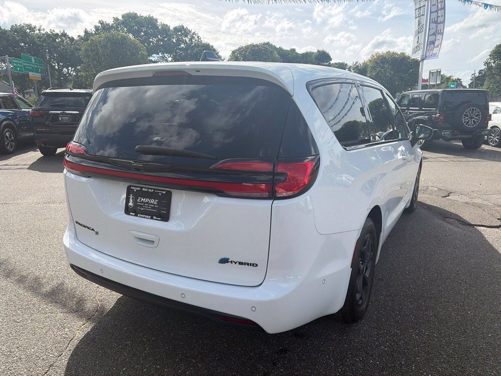 Used 2024 Chrysler Pacifica Limited FWD image 16