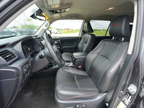 Used 2020 Toyota 4Runner TRD Off-Road Premium AWD/4WD image 17