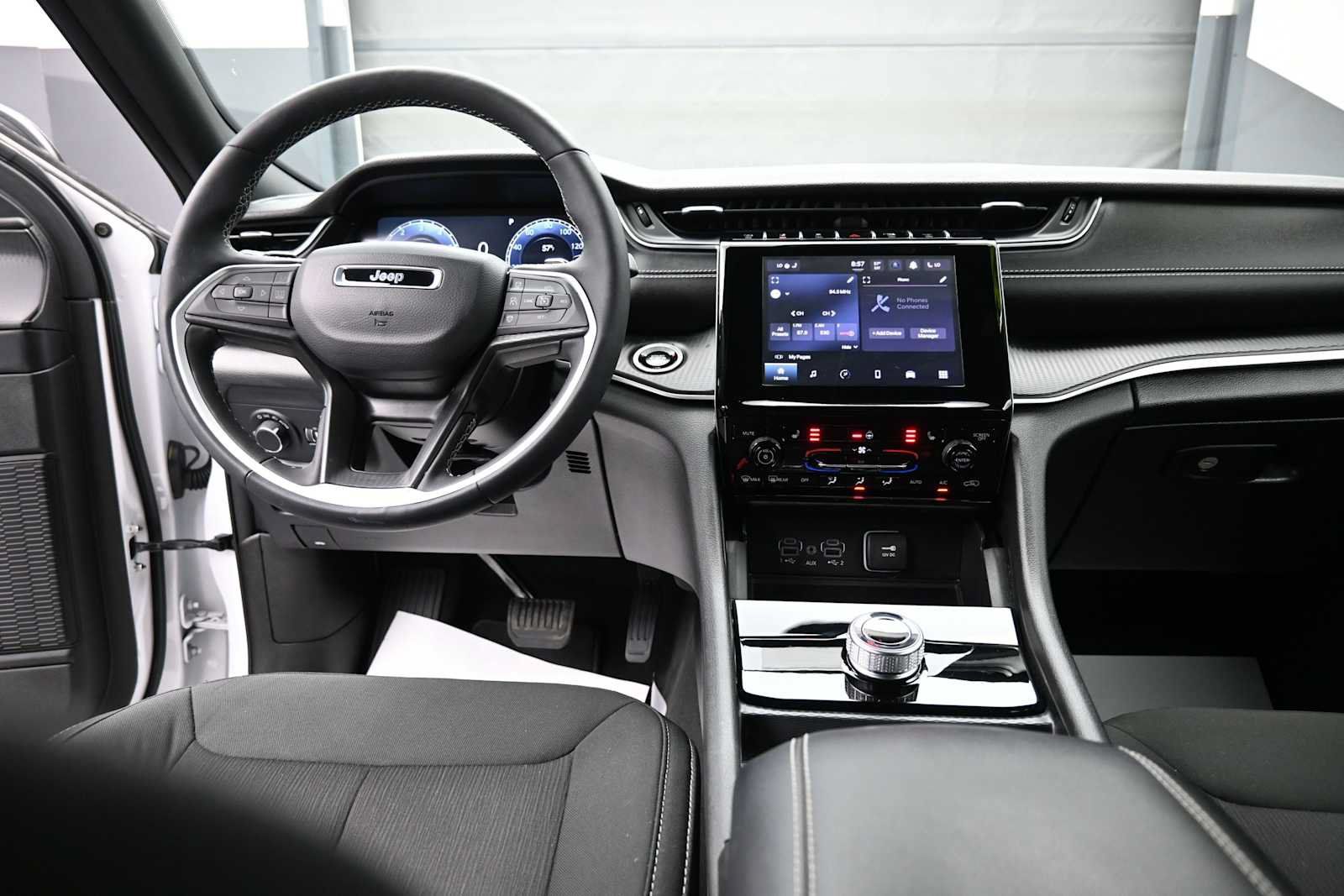 Used 2025 Jeep Grand Cherokee Laredo X w/ Luxury Tech Group I AWD/4WD image 15