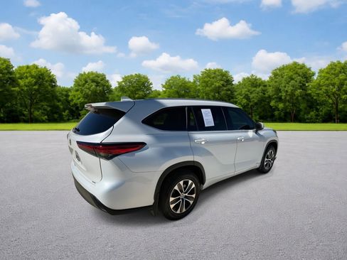 Used 2022 Toyota Highlander XLE image 7