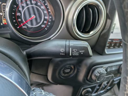 Used 2018 Jeep Wrangler Unlimited Rubicon AWD/4WD image 36
