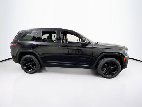 Used 2023 Jeep Grand Cherokee Altitude image 4