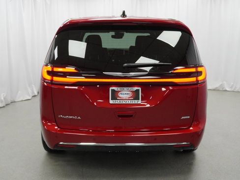 Certified 2025 Chrysler Pacifica Select image 11