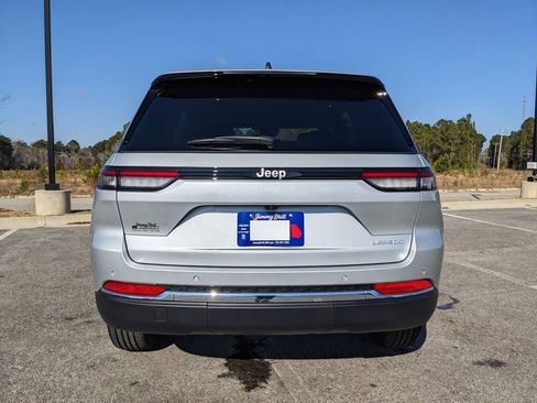 New 2025 Jeep Grand Cherokee Laredo image 18