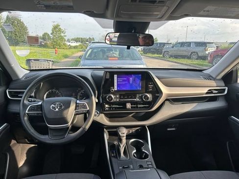 Used 2023 Toyota Highlander LE FWD image 5