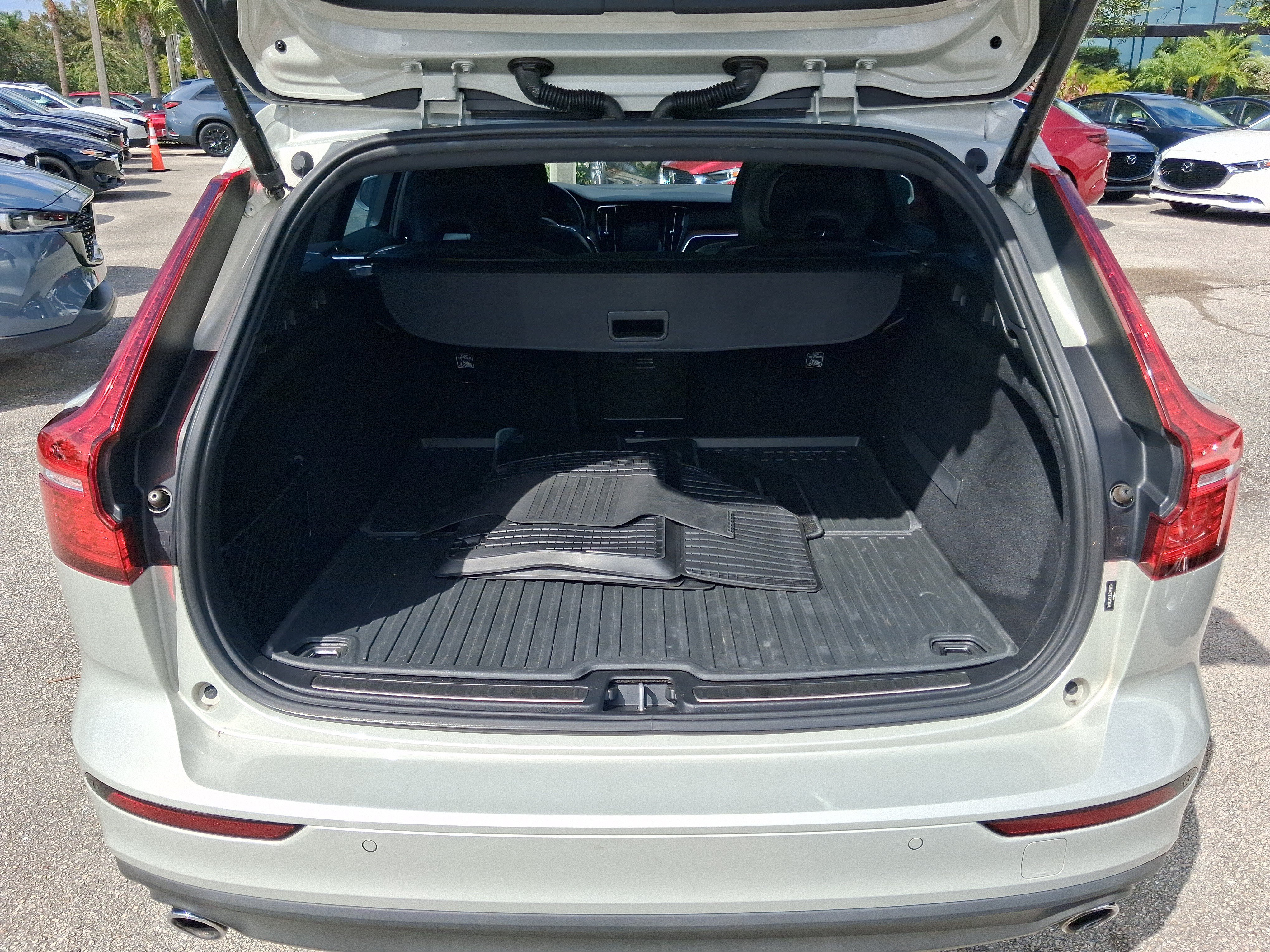 Used 2020 Volvo V60 T5 Momentum FWD image 5